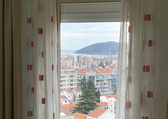 Dubovica Apartment | Bright One Bedroom Apartment with City View for Families