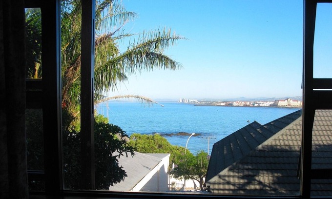 Gordons Bay Central House | Cozy Family Retreat with Ocean and Mountain Views