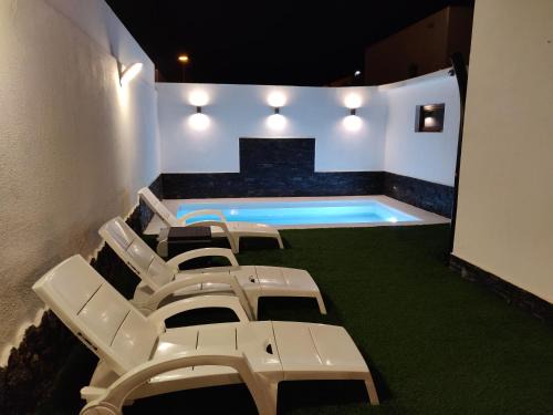 Corralejo Villa | Sunny Paradise: 4-Star Family Retreat with Heated Pool