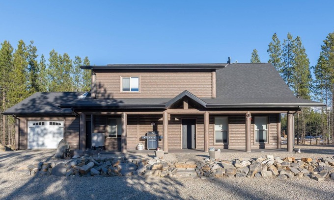 Valemount House | Sunny Peaks Cabin: Top-Rated Stay with Family-Friendly Perks