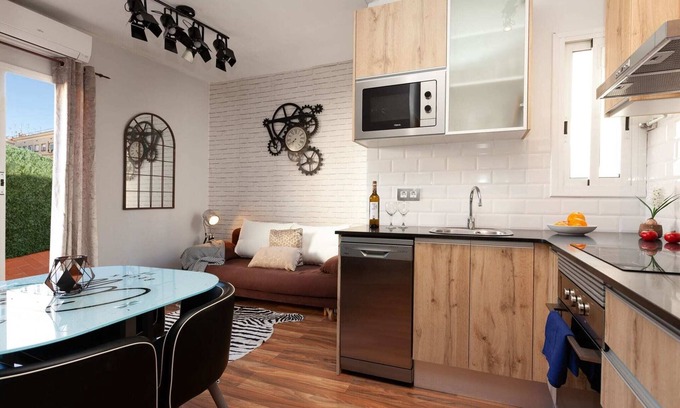 El Guinardo Apartment | Bright Penthouse Near Sagrada Familia with Spa & Breakfast
