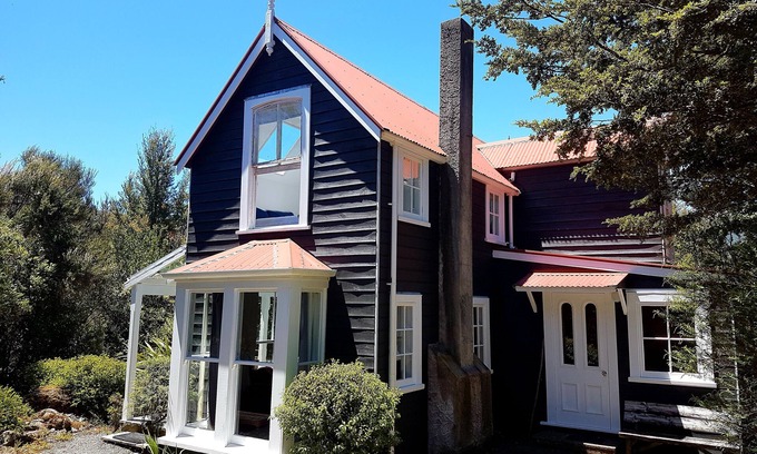 St. Arnaud House | Sunny Private Cottage in St Arnaud - Rated 9.6/10 by Guests