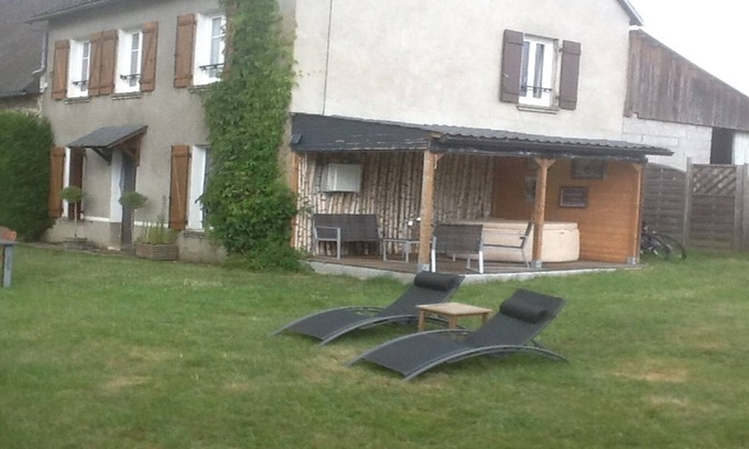 Singles House | Tranquil Rural Gite with Pool & Spa in Auvergne Volcanoes