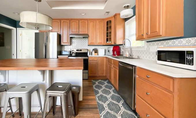 SouthPark House | Bright SouthPark Guesthouse: Rated 10/10 with Spa & Breakfast