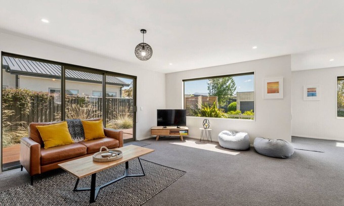 Albert Town House | Sunny Riverside Park