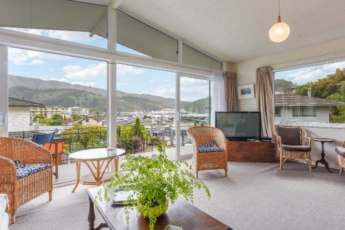 Picton House | Cozy Seaview House: Walk to Town and Pet Friendly Retreat