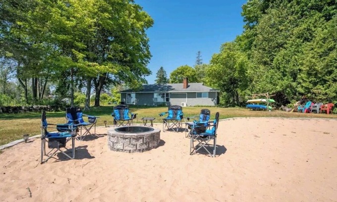 Bark River House | Ocean View Lakehouse in Upper Peninsula, Michigan - Rated 10/10