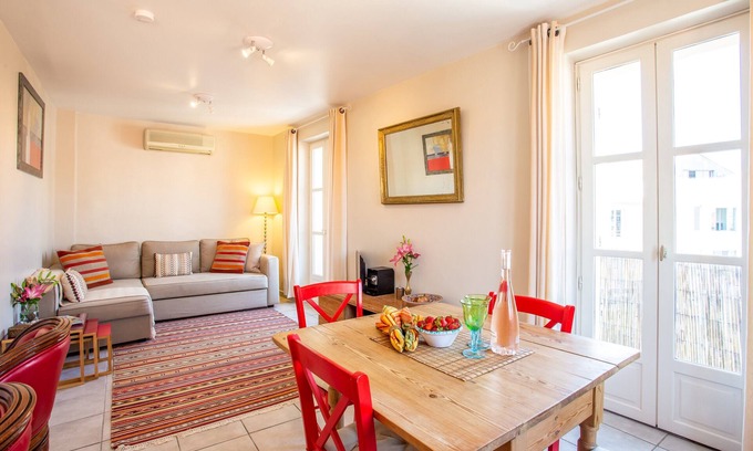 Antibes Old Town Apartment | Bright Apartment in Antibes Old Town with Ocean View & Pool
