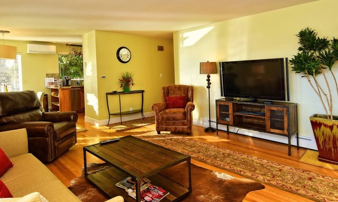 Lower Queen Anne Condo | Bright & Inviting 2BD Condo with Spa and Fireplace