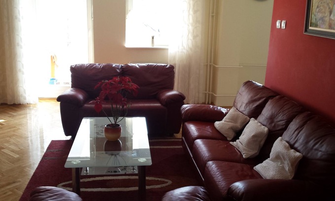 Grbavica Apartment | Bright Apartment with Kitchen in City Center - 8/10 Rated