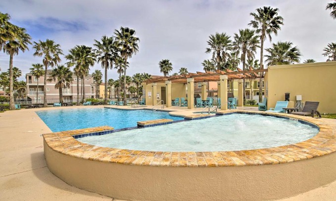 South Padre Island Apartment | Cozy SPI Las Villas Condo with Oceanfront Pool Access