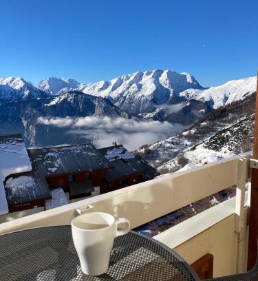 Eclose-Est Apartment | Mountain View Apartment in Alpe d'Huez with Balcony
