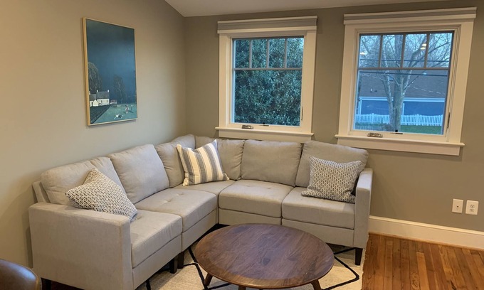 Del Ray Apartment | Stylish Carriage House with Kitchen & Breakfast Included