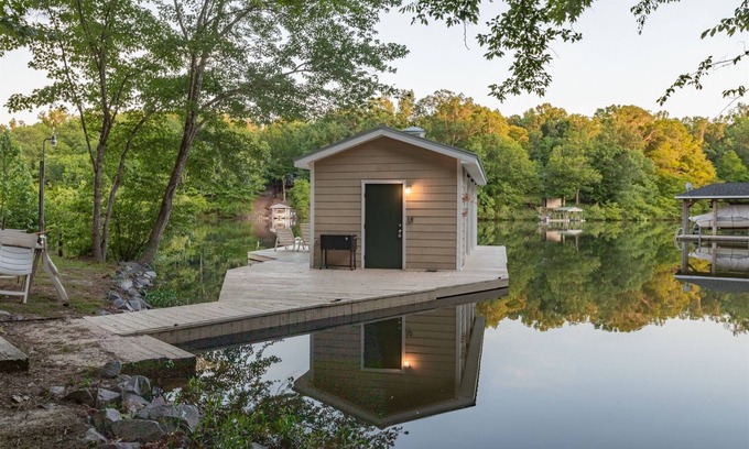 Macon House | Tranquil Sylvan Hideaway | Guest Rated 9.8 & Lake Views