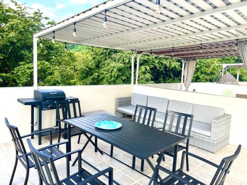 Coco House | Bright Tropical Condo with Rooftop Terrace & Ocean View