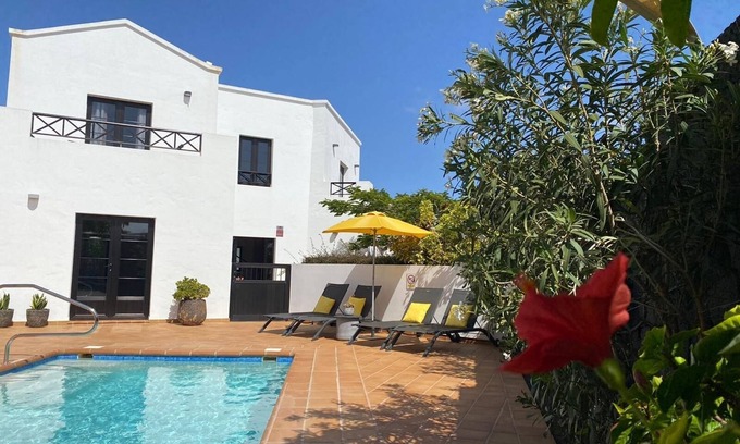 Nazaret House | Tranquil Vacation Home with Private Pool and Spa Retreat