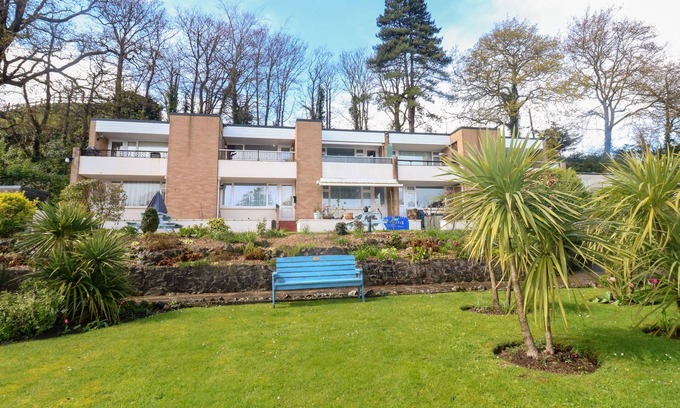 Dawlish Warren Cottage | Family-Friendly Sunny View with Oceanfront Amenities