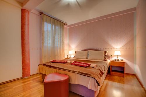 Podmaine Apartment | Welcoming Sunny Villa Apartments with Hot Tub & Dining
