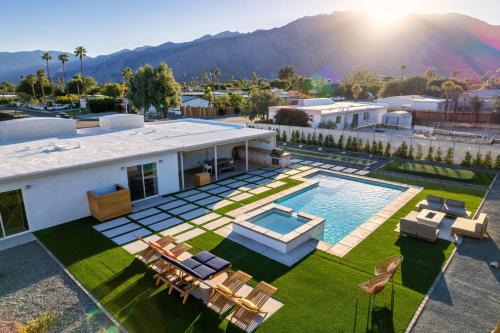 Desert Park Estates House | Relax at Sunny Vista Pool and Spa Home with Mountain Views