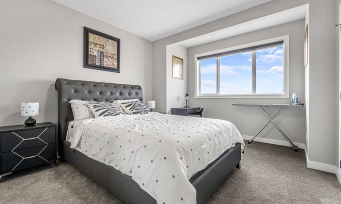 Calgary House | Bright Walk-out Unit with Free WiFi & Family-Friendly Amenities