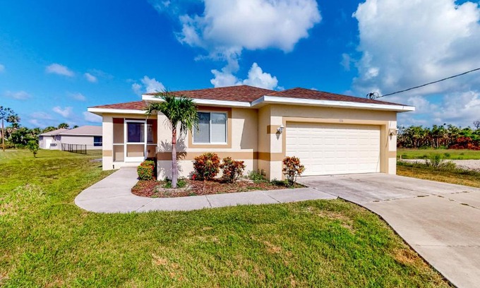 Rotonda Heights House | Discover the Sunny Way: Pet-Friendly Oasis with Pool
