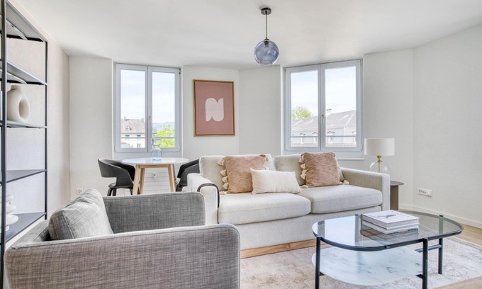 Hottingen Apartment | Cozy Weinegg 2.5 Room with Kitchen, Near Seefeld by Blueground