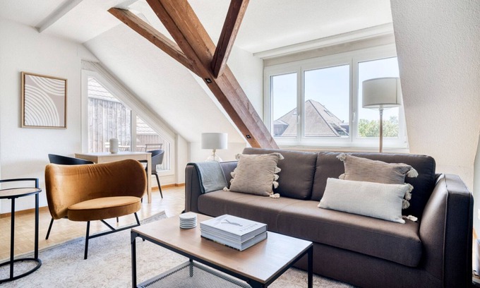 Sihlfeld Apartment | Bright Wiedikon 2.5 Room with Kitchen, Steps to Market