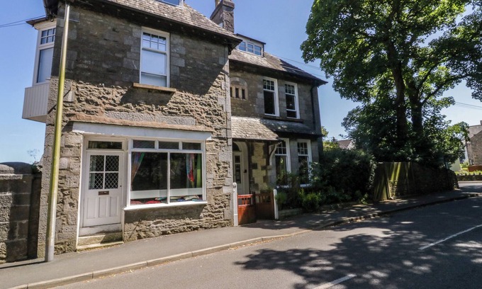 Arnside Cottage | Pet-Friendly Sunnycote: Cozy Holiday Cottage in Arnside