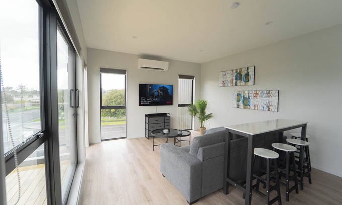 Sunnyhills House | Sunnyhills Viewside Town House: Ideal for Families & Fun
