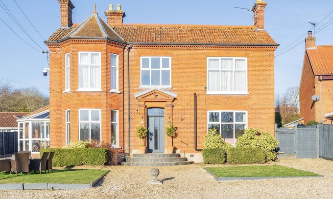 Buxton House | Family-Friendly Sunnymeade with Hot Tub in Buxton, Norfolk