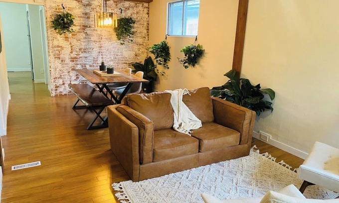 Sunnyside House | Ideal Family Retreat in Trendy Kensington - Pet Friendly!
