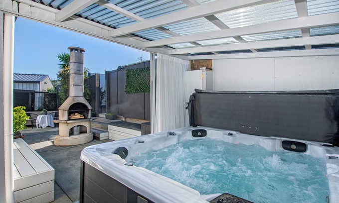 Mangawhai Heads Cottage | Relaxing Sunnyside Spa Retreat with Oceanfront Views