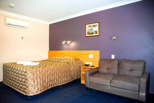 Allenstown Hotel | Relax at SunPalms Motel: Poolside Retreat for Families