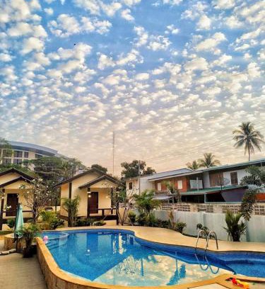 Tha Sung House | Budget-Friendly SUNRAY Guesthouse with Pool & Hot Tub
