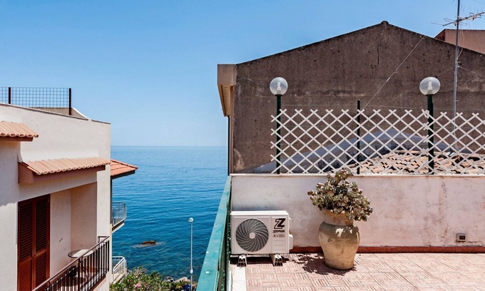 Aci Trezza Apartment | Inviting Sunrise Apartment II with Breakfast and Kitchen Access