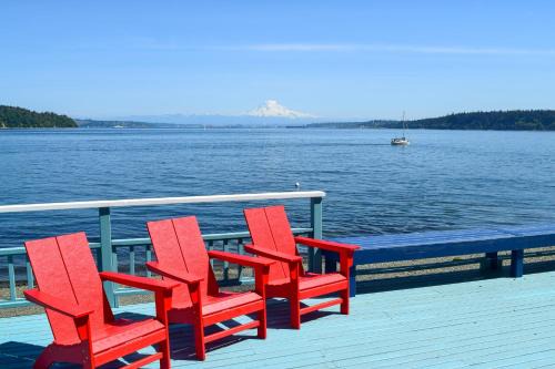 Gig Harbor House | Oceanfront Sunrise Beach House with Family-Friendly Amenities