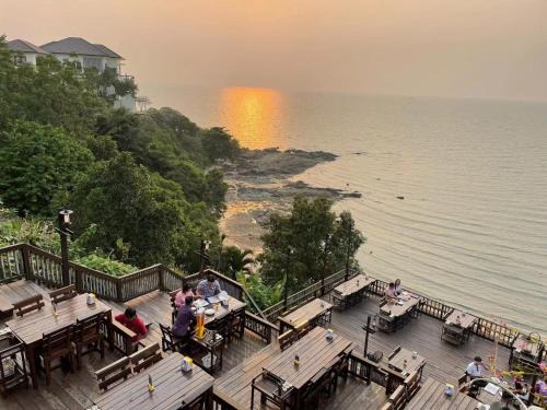 Na Chom Thian Apartment | Family-Friendly Sunrise Beach Resort with Oceanfront Views