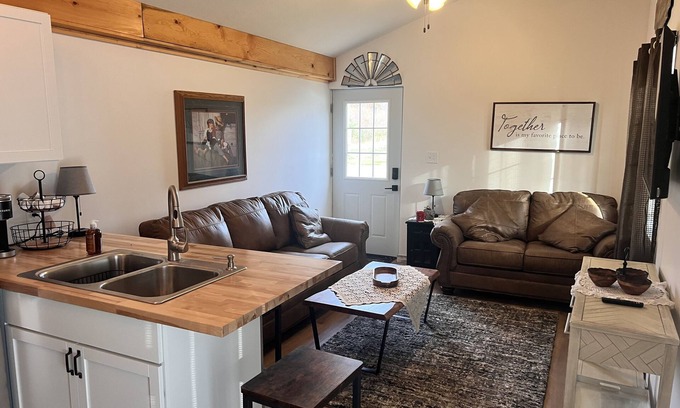 Johnston City Cabin | Sunrise Cabin: Guest Rated 10/10 & Child-Friendly Retreat