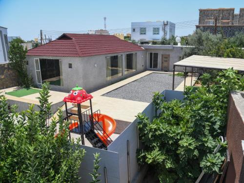Sayq Apartment | Sunny Escape at Sunrise Chalet: Pet-Friendly & Poolside Fun