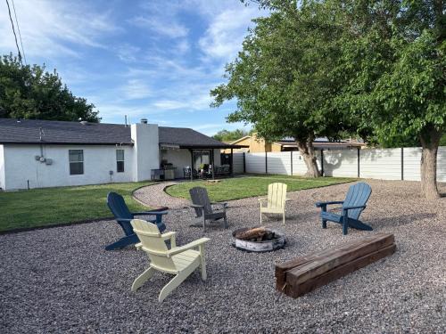 Roswell House | Experience Sunrise: King Bed, Pet Friendly & Family Ready