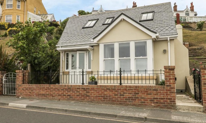 Muston House | Pet-Friendly Sunrise Hotel: 4-Star Stay with Perfect Reviews