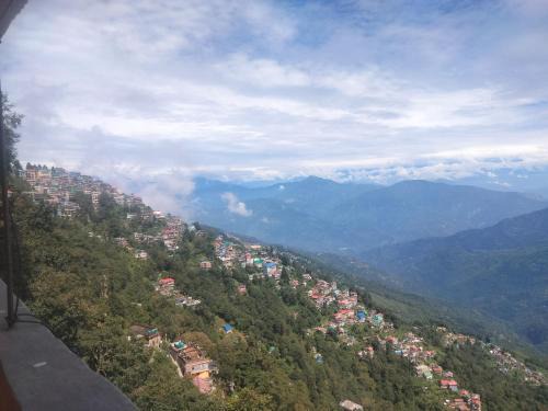 Darjeeling House | Highly Rated Sunrise Homestay - Perfect for Families