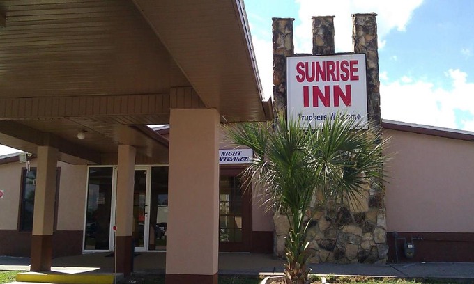 Bradenton Hotel | Cozy Sunrise Inn - Bradenton: Family-Friendly Getaway