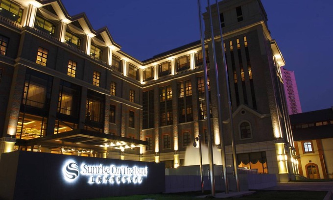 The North Bund Hotel | Discover Sunrise on the Bund: 4-Star Comfort & Amenities