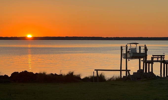 Morehead City House | Unforgettable Sunrises by North River with Oceanfront Spa