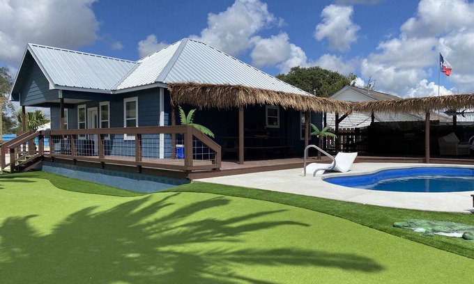 Matagorda Resort | Tranquil Sunrise Palms: Pool, Putting Green & Family Fun