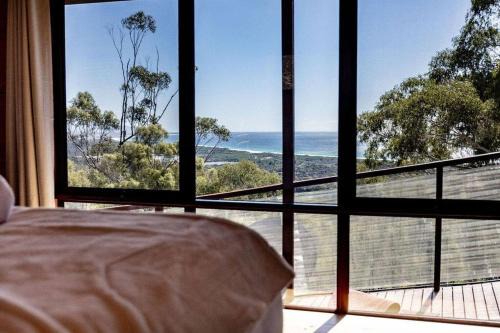 Bicheno House | Inviting Sunrise Place - Above the Trees with Family Amenities