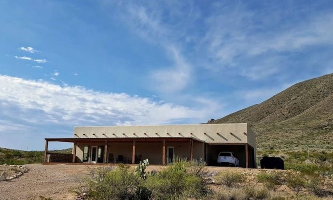 Alpine House | Sunrise Ridge: Modern Retreat with Family-Friendly Amenities