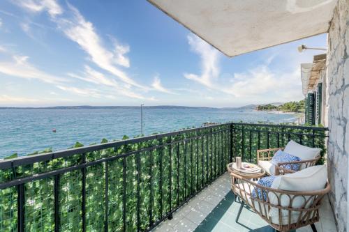 Kastel Kambelovac Apartment | Seaside Sunrise Studio: Pet Friendly & Oceanfront Bliss