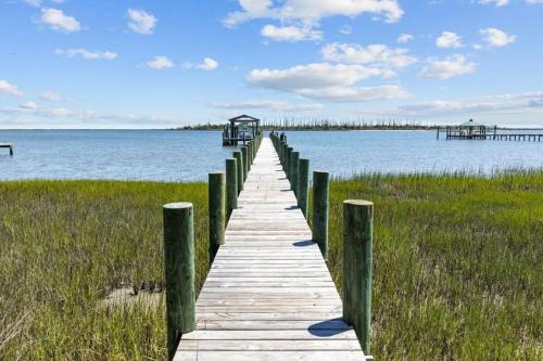 Marshallberg House | Pet-Friendly Sunrise Sound Cottage for Family Getaways